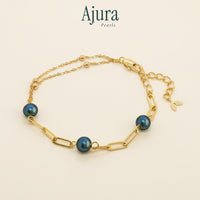 Ajura Pearls minimalist bracelet with gold-plated chain and dark blue freshwater pearls.