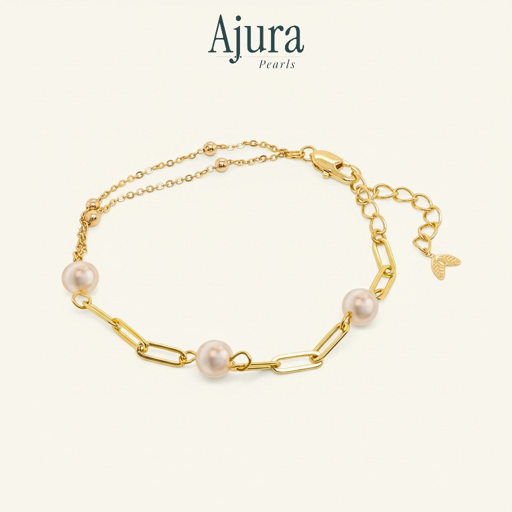 Ajura Pearls gold-plated chain bracelet with three freshwater pearls in white, grey, and dark blue.