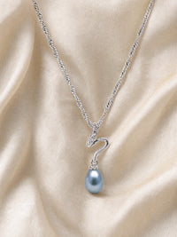 Pearl Pendant – Stream Of The Wild — light styled detail